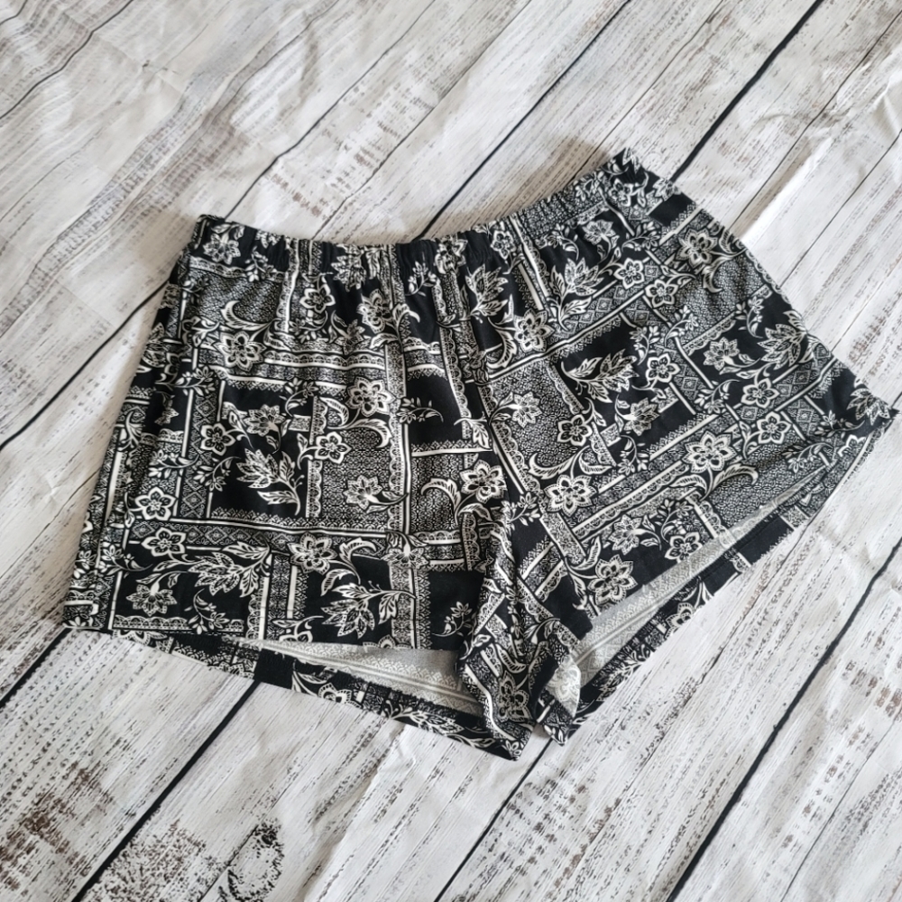 Bobbie Brooks Ladies Shorts Women Size XL Black White Floral